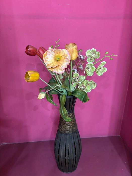 Композиция из исксственных цветов