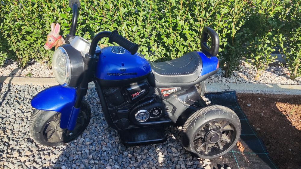 Акумулаторно моторче. Триколка