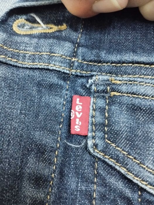 Geaca de blugi Levi's trucker, usor cambrat, barbati, L, in stare buna, usor purtati, achizitionat in SUA
