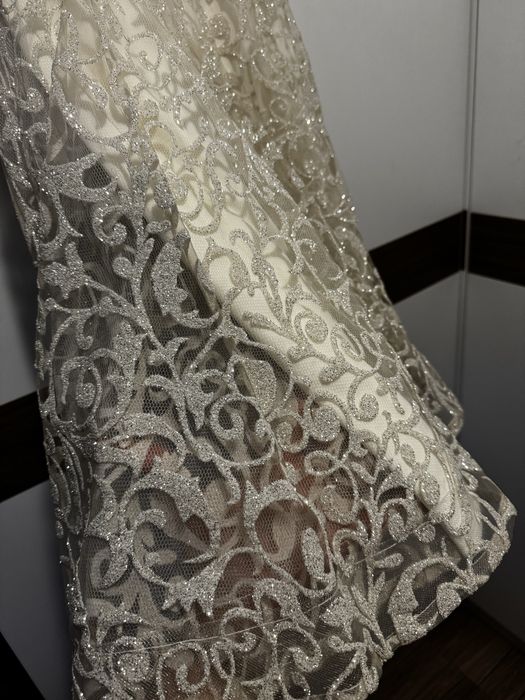 Официална рокля.