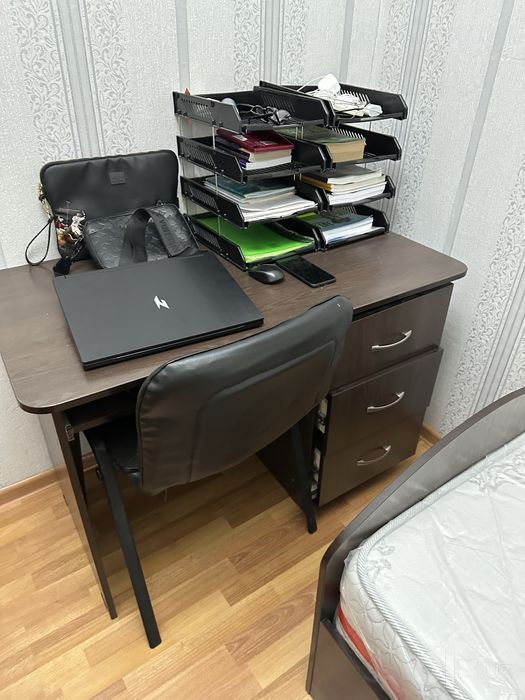 Продается Стол для уроков и работы . Ish va o’qish uchun stol sotiladi