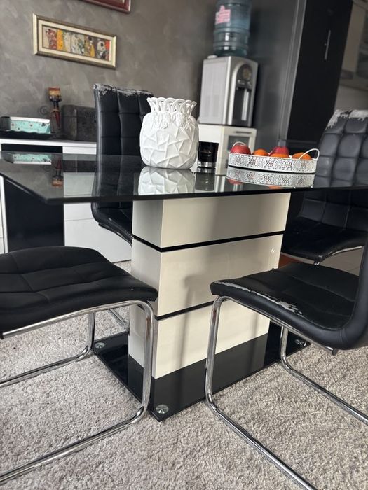 Трапезна маса стъкло