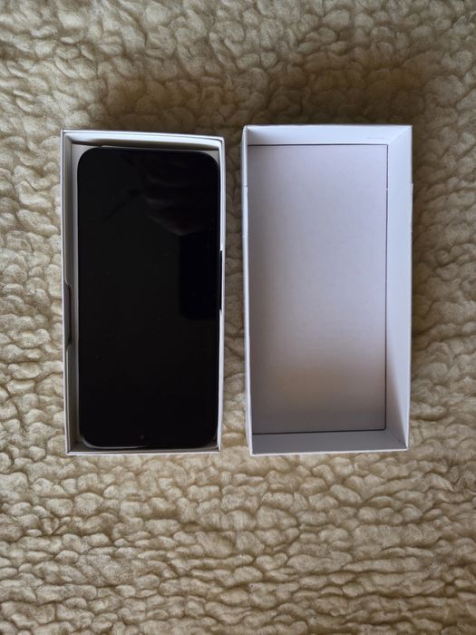Продавам чисто нов смартфон HONOR 200