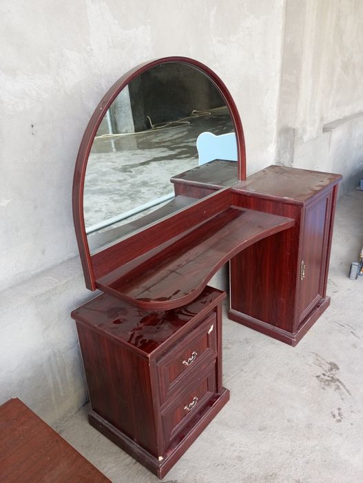 Тримо с тумбочкой