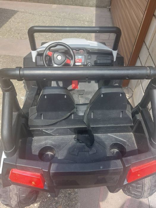 Акумулаторна двуместна кола