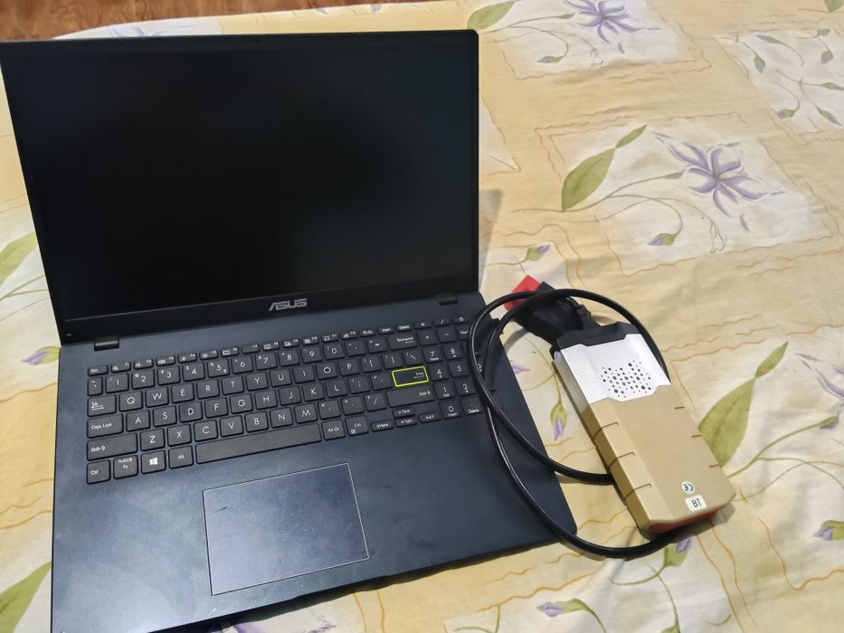 Laptop și tester auto Delphi