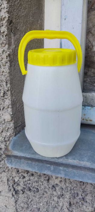 Продаются пластиковые ёмкости: 700 и 900 мл.