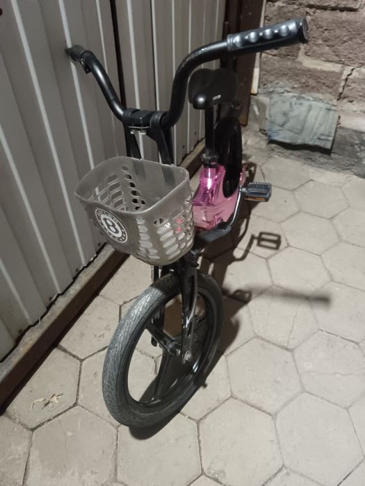 Детский велосипед с корзинокой