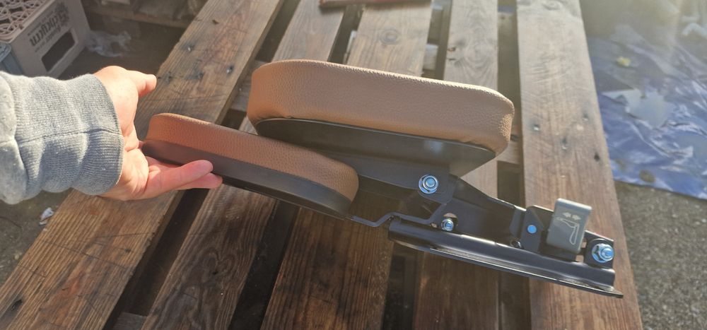 Scaun pasager tractor john deere original este model tapițat cu șezut