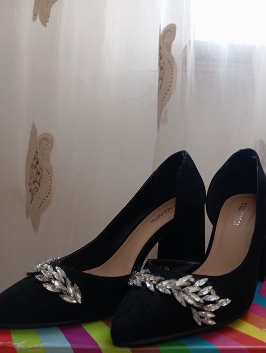 Аяк киімдер сатылады