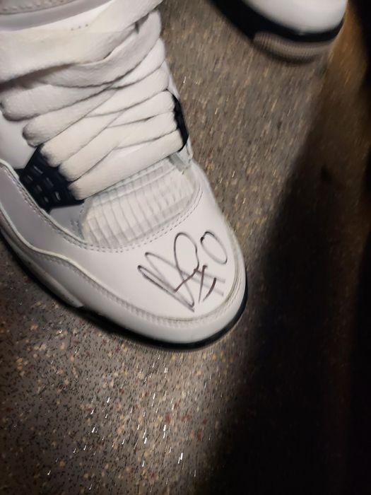 Papuci jordan 4 semnati de echipa de basket U Cluj