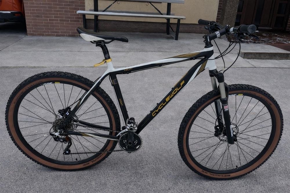 Bicicleta MTB 29 CYcleWolf~XT Deore~frane disc hidraulice~Rock Shox Aer