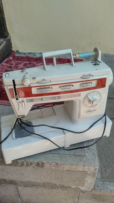 Шевна машина Finesse 834 и кутийка сърчице с рози