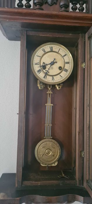 diferite ceasuri cu  pendula de perete antic