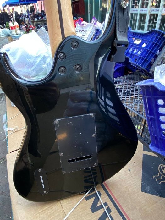 Gitara va skripka sotiladi