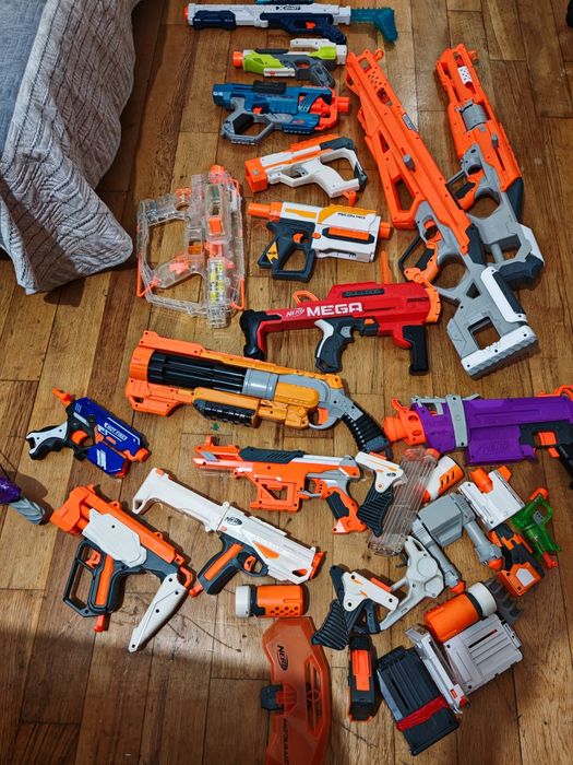 Pistoale jucărie NERF și gloanțe burete