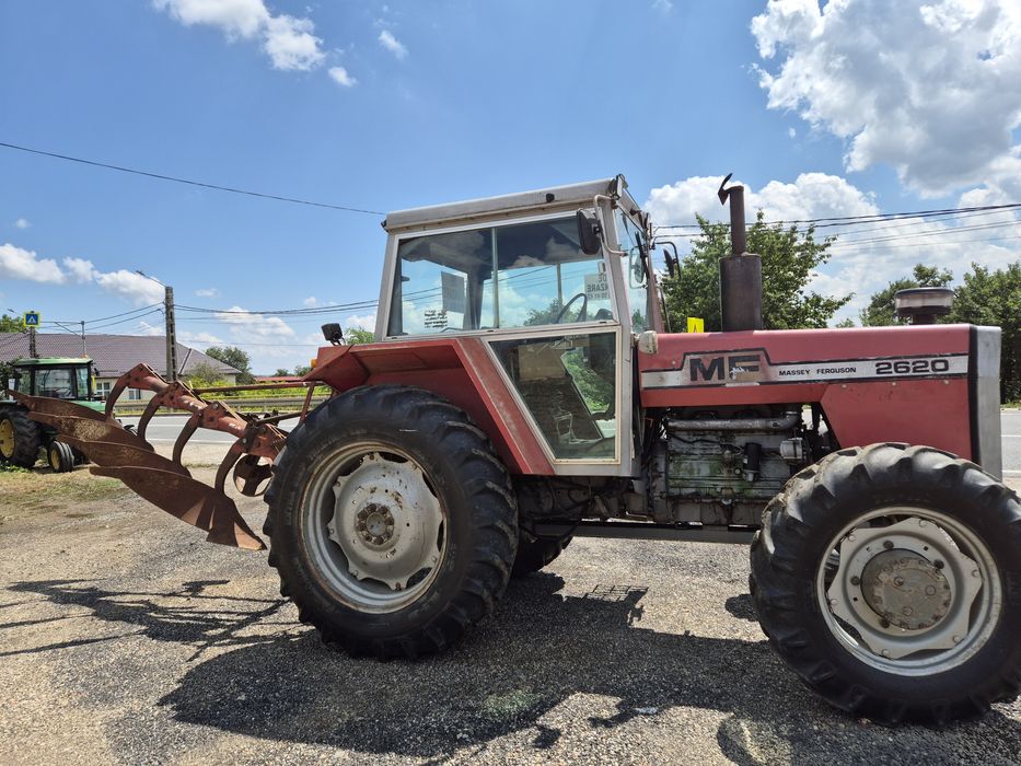 Tractoare   Massey ferguson + plug/ john deere