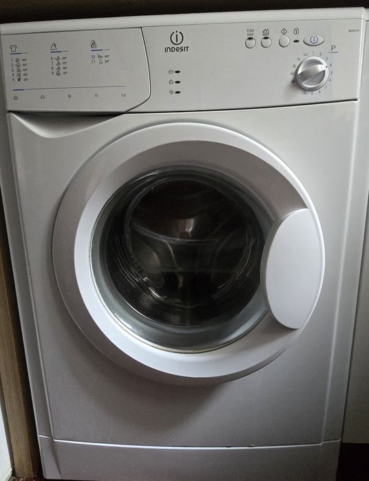 Mașină de spălat rufe Indesit WIN 110 + cuptor cu microunde CADOU