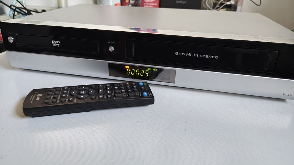 Combo LG video VHS și DVD cu HDMI