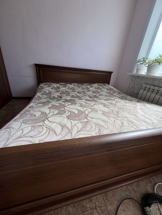 Продам кровать без матраса.