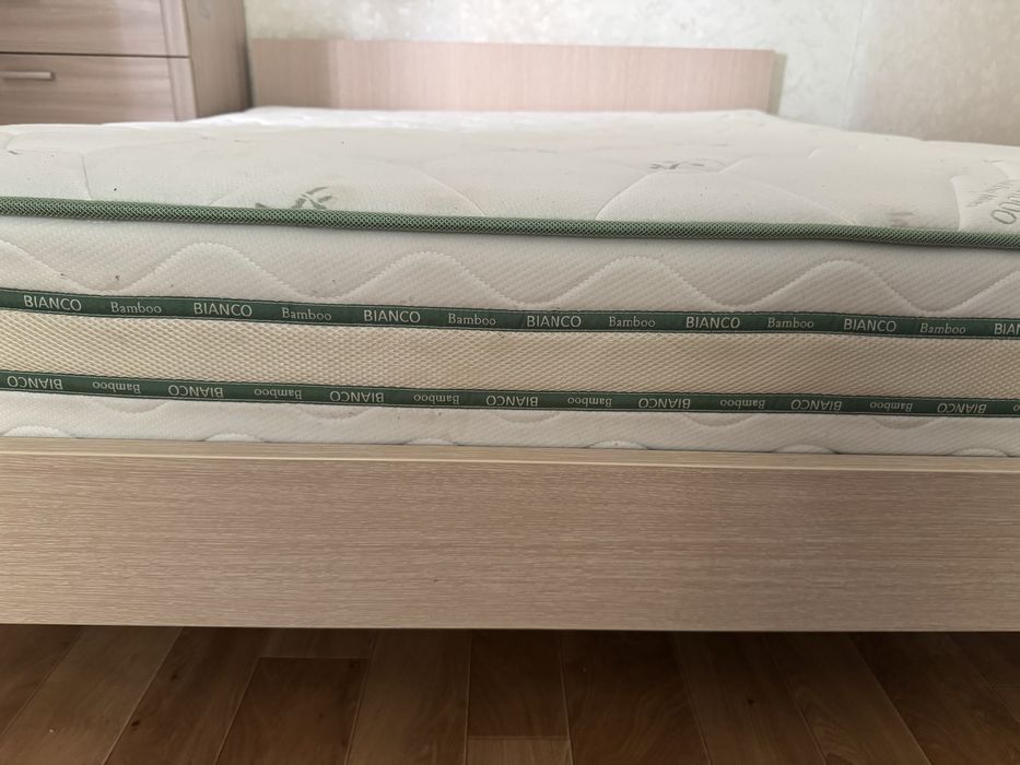 Кровать двухспальная и камод