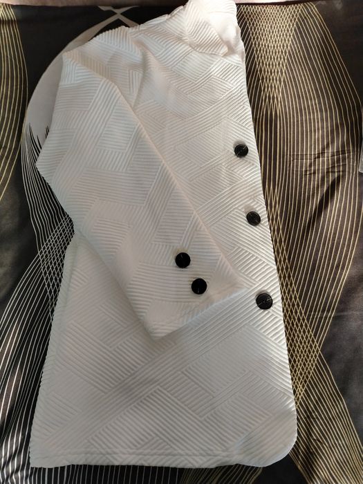 Елегантно бяло сако с черни копчета