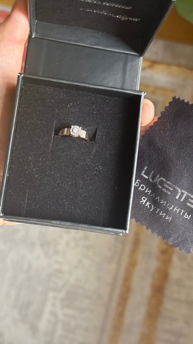 Золотое кольцо с бриллиантом натуральным