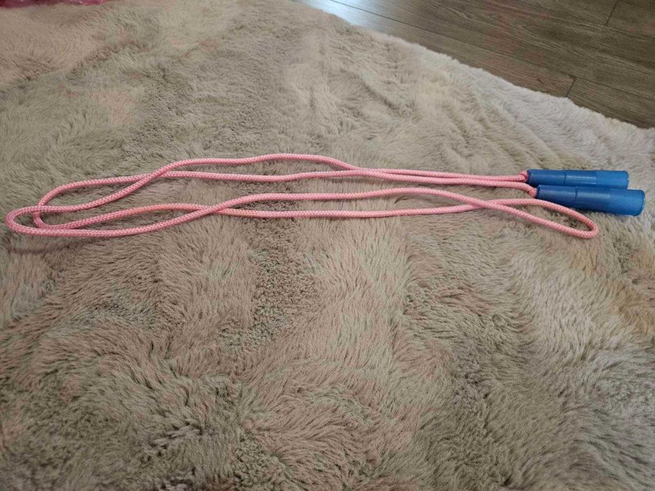 Продавам играчки:плюшен еднорог, топка, въже и попит.