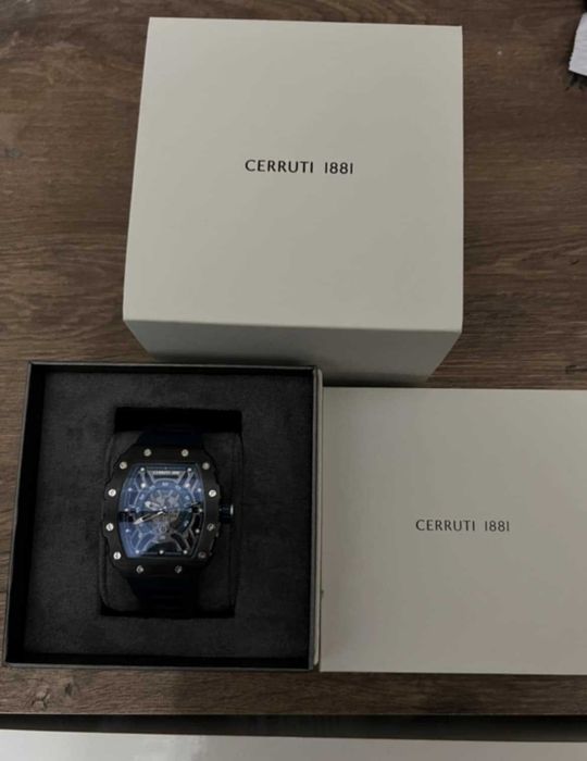 Часовник CERRUTI 1881 с кутия и гаранция