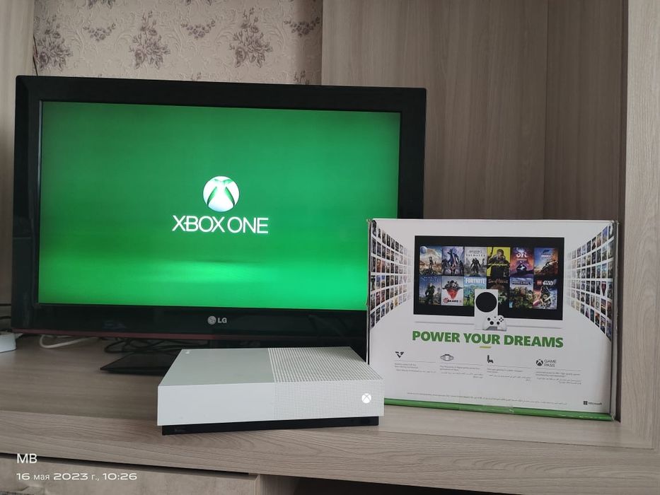 X-Box  one S 500 GB, приставка с джостиком (геймпадом) вместе.