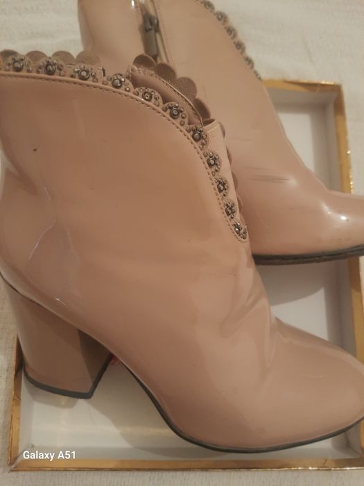 Аяқкиімдер сатылады...