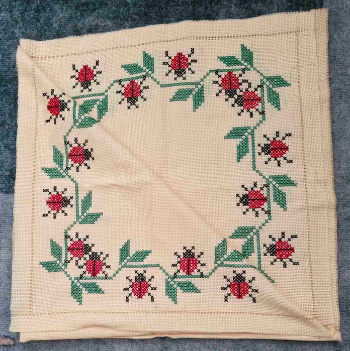 Продавам  6 бр. карета-Ръчно бродирани на панама. Цена - 6 бр - 36 лв.