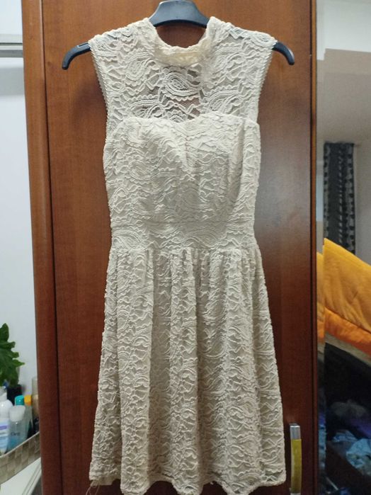 Дантелена рокля с гол гръб