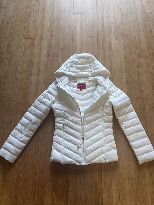 Продавам Яке Guess