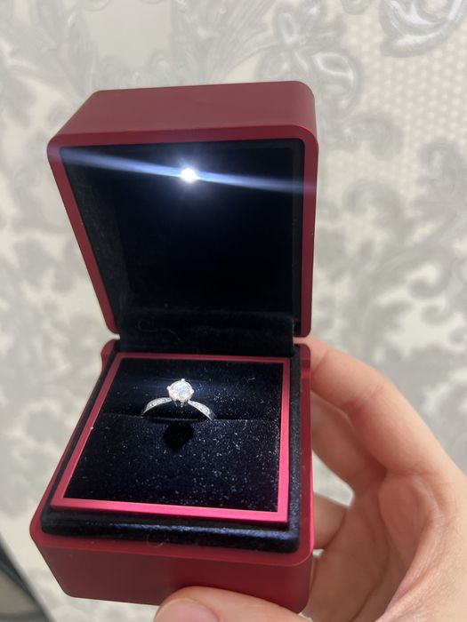 Кольцо с бриллиантом