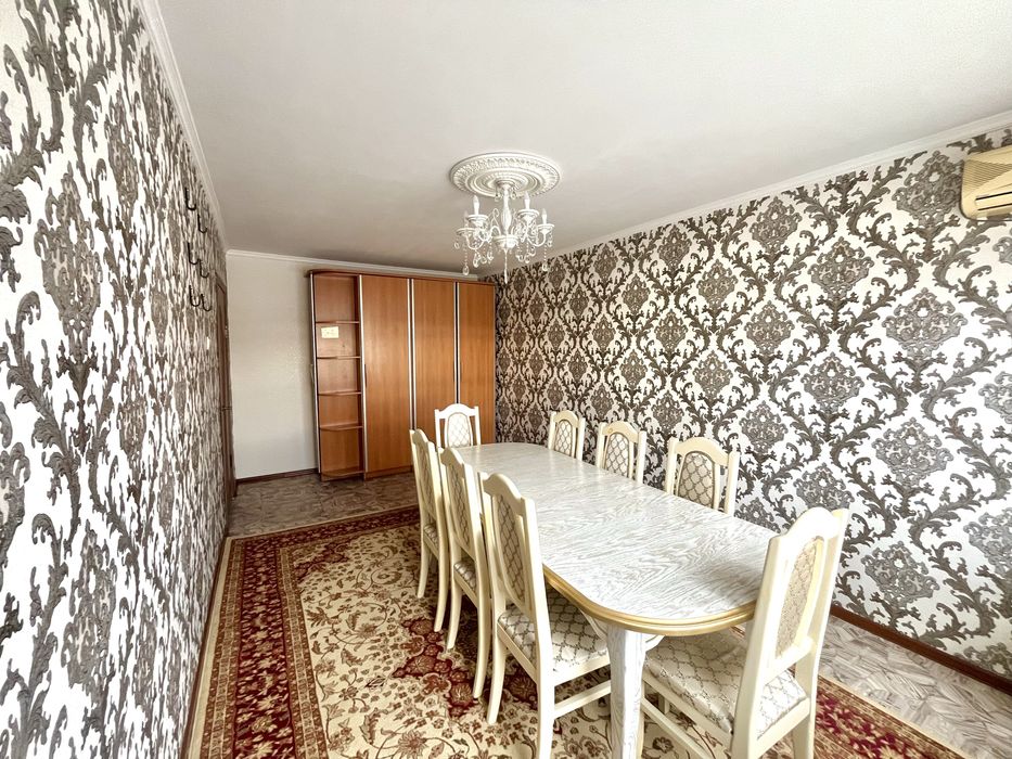 Продам гостийный стол со стульями