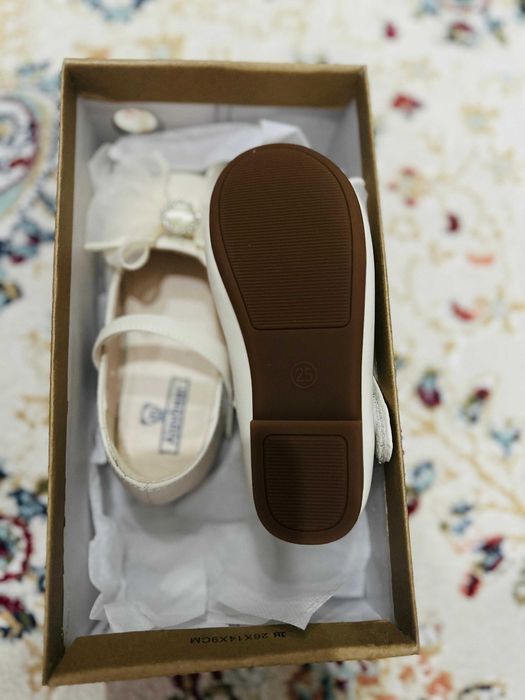 Продам новые туфли для девочки (25 размер)