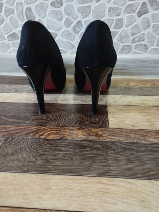 Отдам две пары туфель