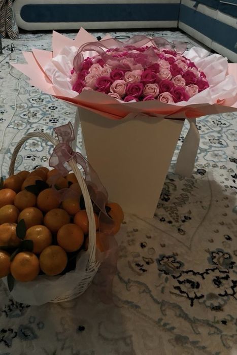 101 роза букет в коробке из мыла и мандарин в корзинке