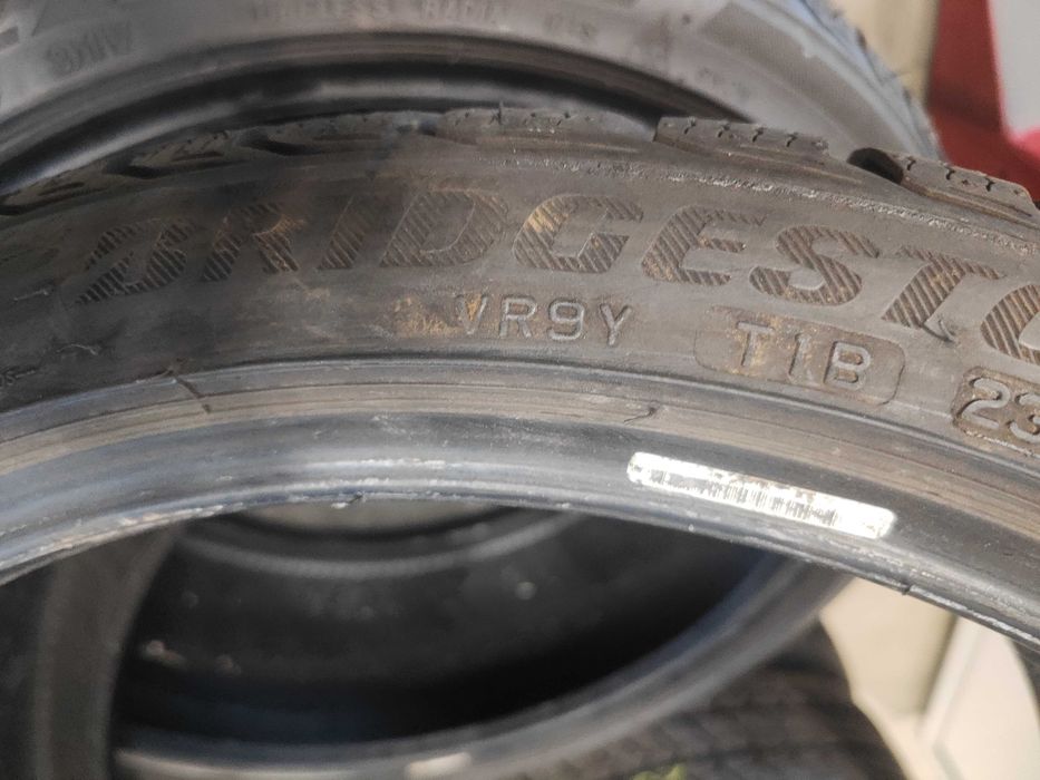 2бр. зимни гуми 235/35/19 Bridgestone