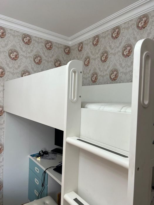 Детская кровать,стол,шкаф