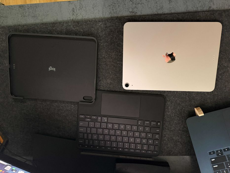 Ipad Air 11" inch 128 GB + Logitech Combo touch + Протектори за екран + Калъф