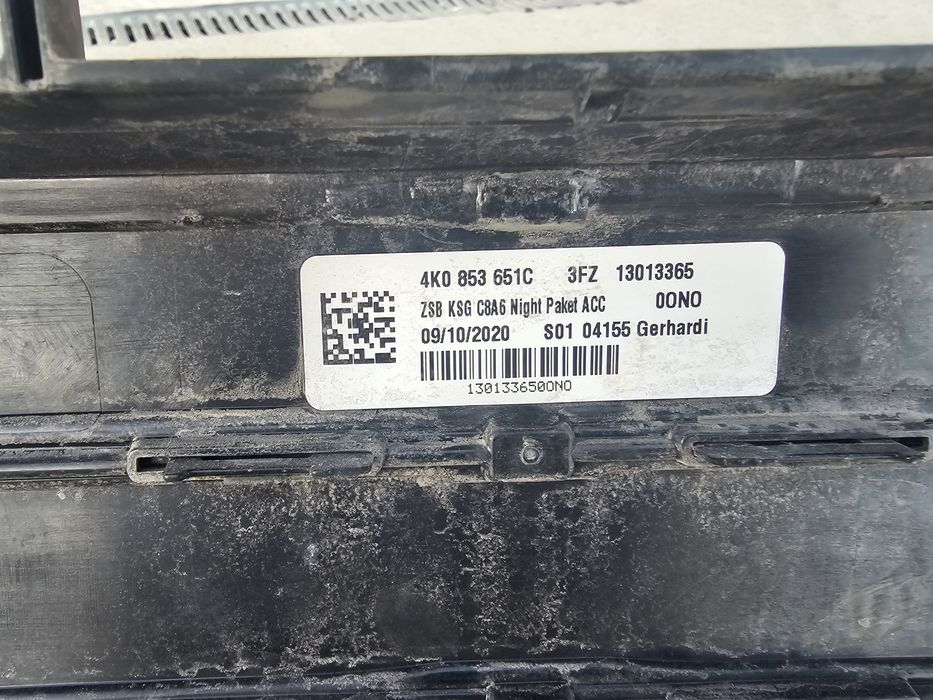 Bara fata cu grila centrala Audi A6 C8