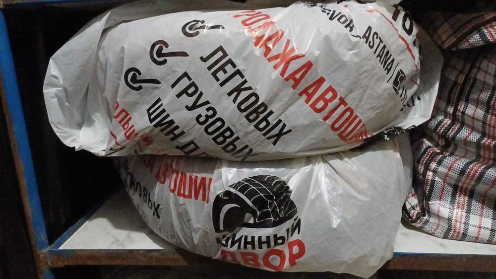 Продам автокресло и шины