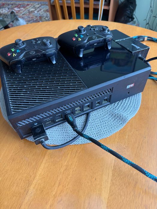 XBox One + 2 джойстика + захранване