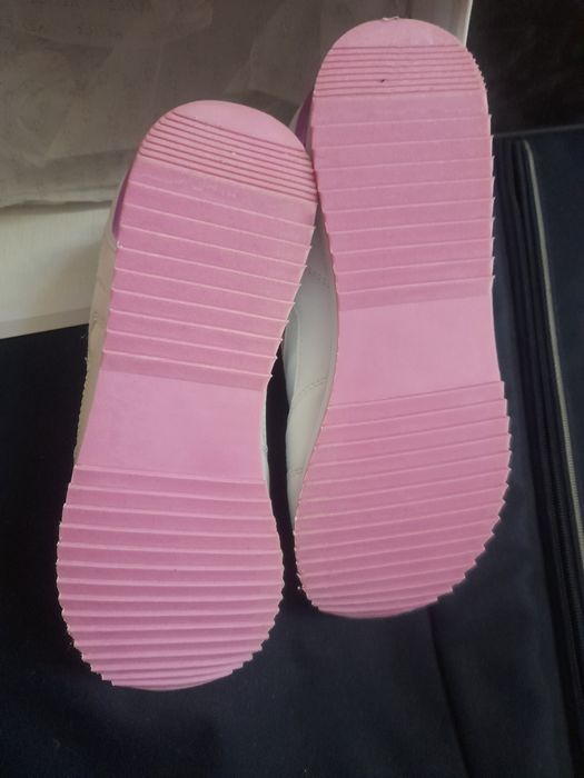 Красиви НОВИ бели маратонки марка VENICE