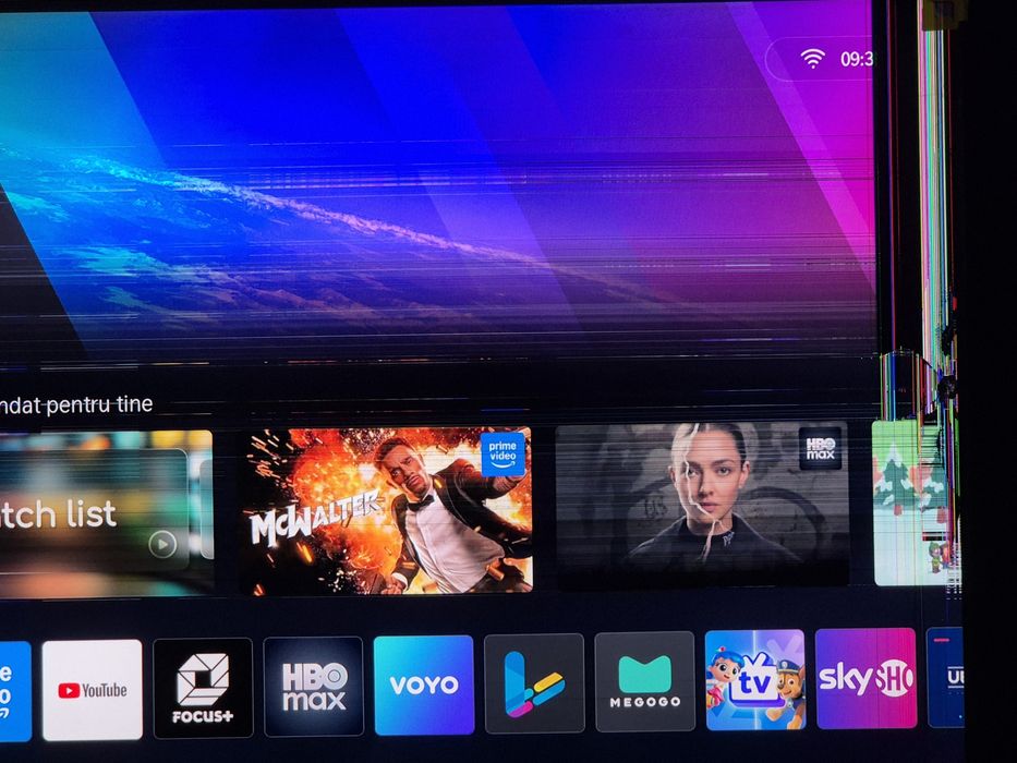 TV Hisense U7NQ 55" - display spart într-un colț- funcțional