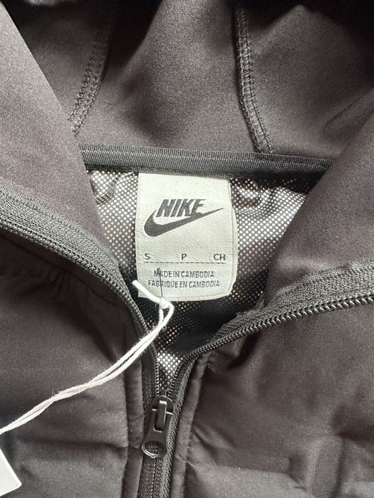 Мъжко,черно яке Nike с качулка и ципове на джобовете