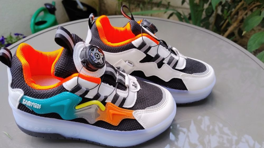 Încălțăminte sport cu role și luminițe