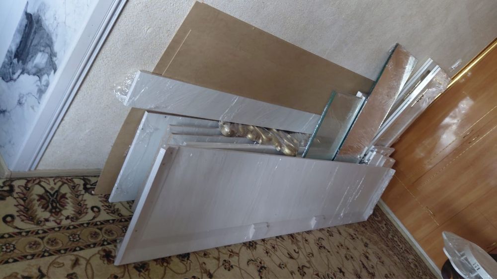 Белый шкаф с зеркалом